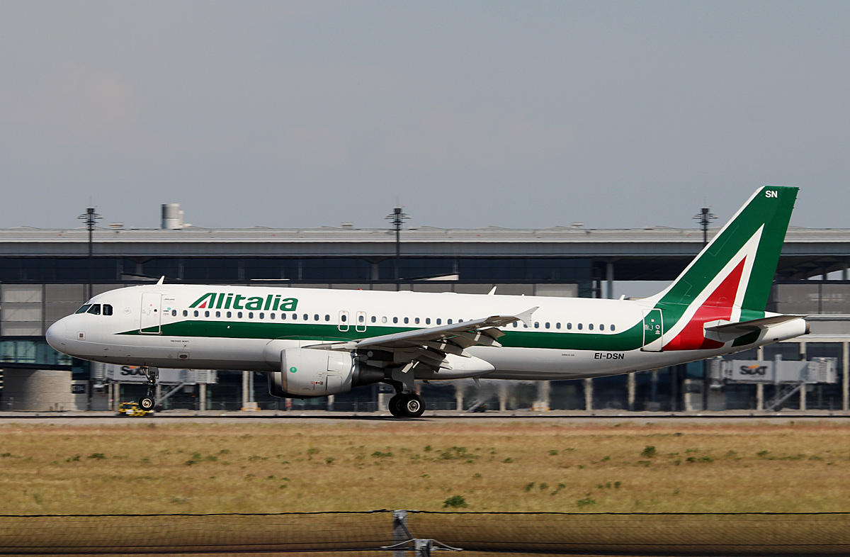 Alitalia A 320-216 EI-DSN bei der Landung in Berlin-Schnefeld (BER) am 06.06.2015 (Uefa CL-Finale 2015)