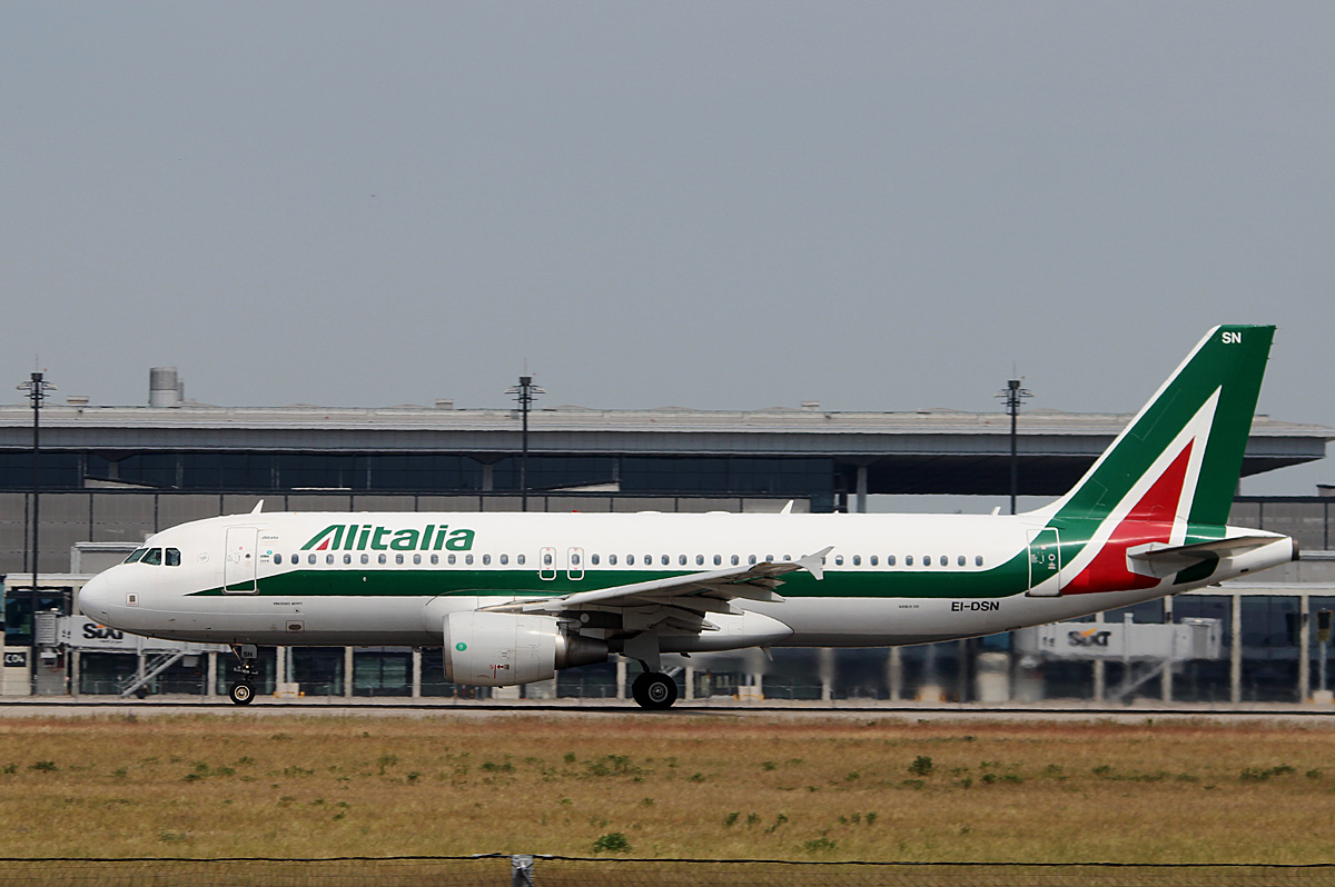 Alitalia A 320-216 EI-DSN beim Start in Berlin-Schnefeld(BER) am 06.06.2015 (Uefa CL-Finale 2015)