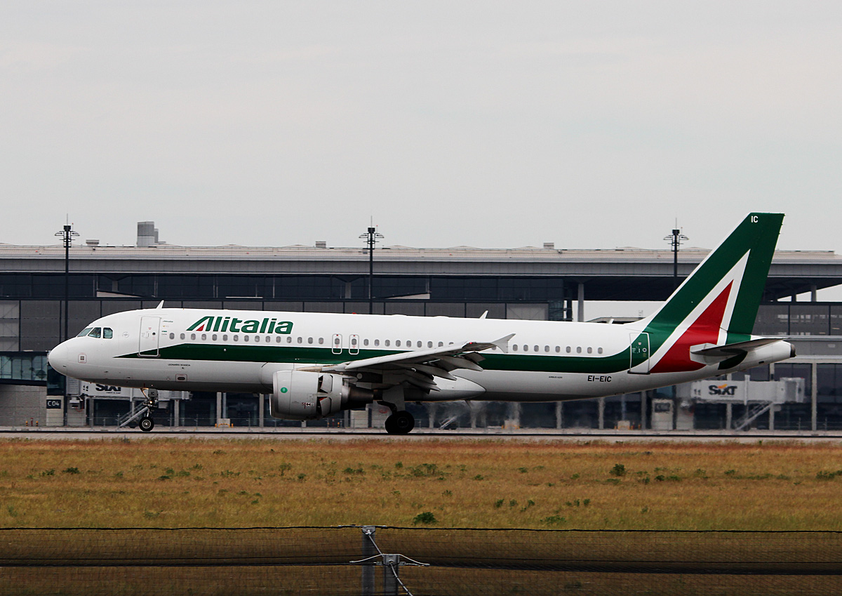 Alitalia A 320-216 EI-EIC nach der Landung in Berlin-Schnefeld(BER) am 06.06.2015(Uefa CL-Finale 2015)