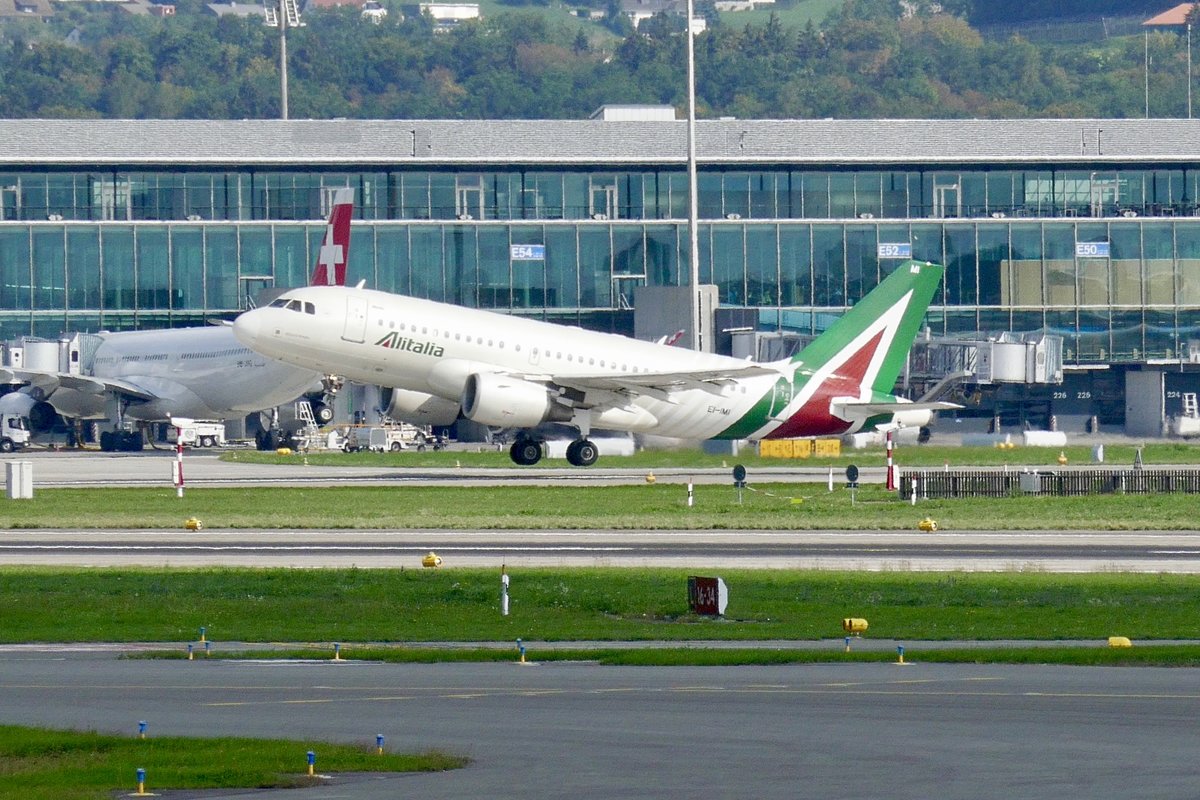 Alitalia A319-112 EI-IMI am 15.9.18 beim abheben in Zürich