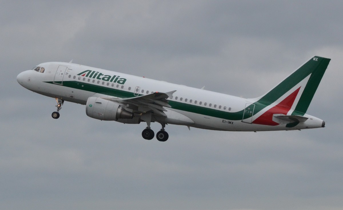 Alitalia Airbus A319-111 EI-IMX hat gerade  Berlin-Tegel am 10.05.15 verlassen.