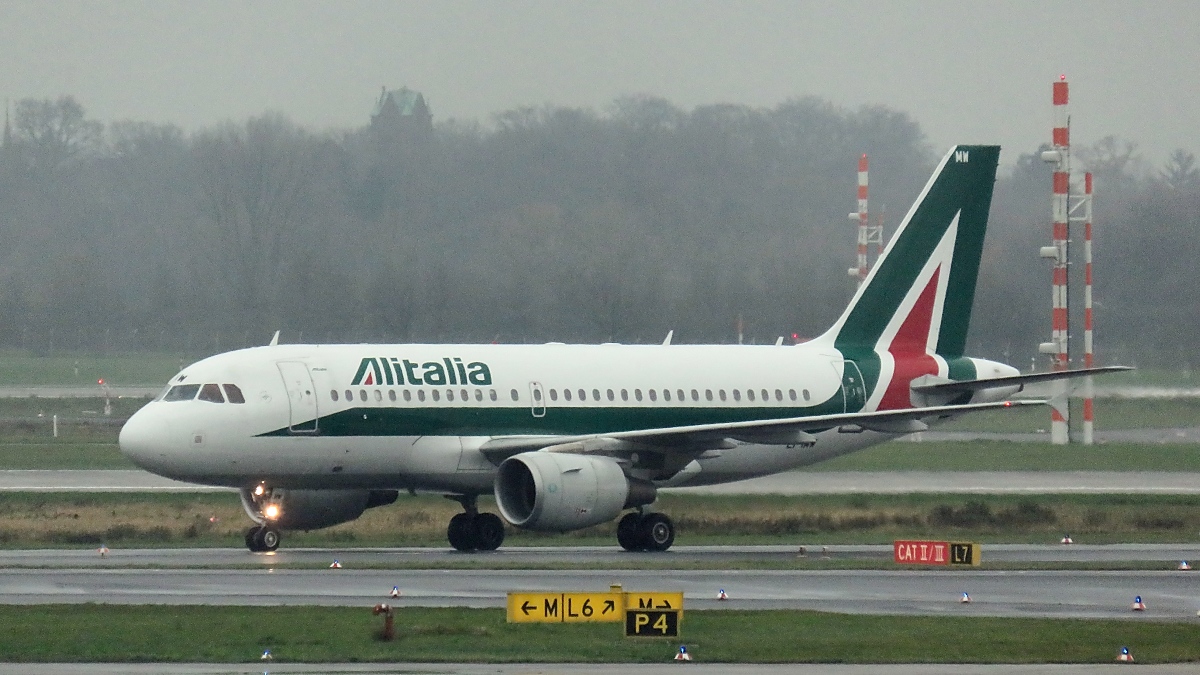 Alitalia Airbus A319-112 EI-IMW in Düsseldorf, 4.12.17