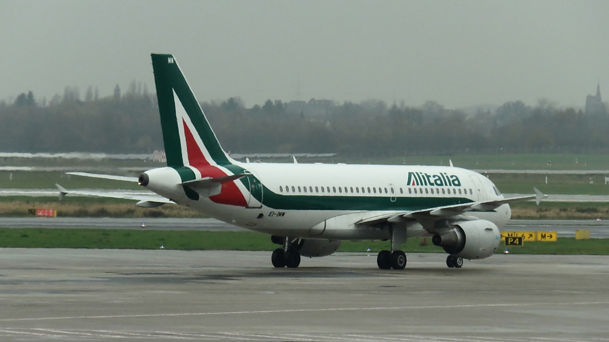 Alitalia Airbus A319-112 EI-IMW in Düsseldorf, 4.12.17