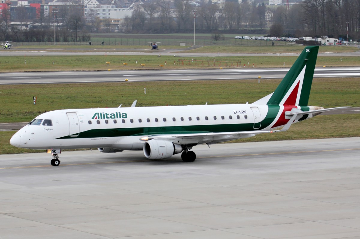 Alitalia EI-RDK rollt zur Parkposition in Zürich 23.1.2015
