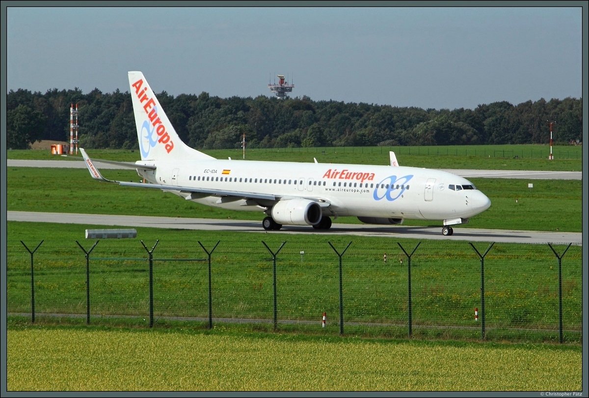 Am 13.09.2015 rollt die 737-800 EC-IDA der Air Europa als AEA 986 nach Mallorca zur Startbahn des Flughafens Dresden.