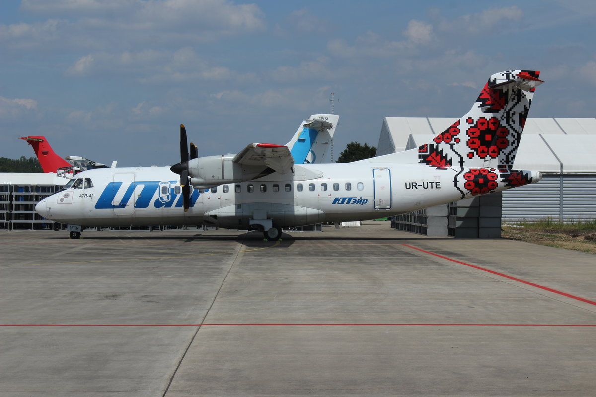 Am 25.6.15 konnte diese ATR42 UR-UTE der ukrainischen UTair bei RWL in Mönchengladbach festgehalten werden.