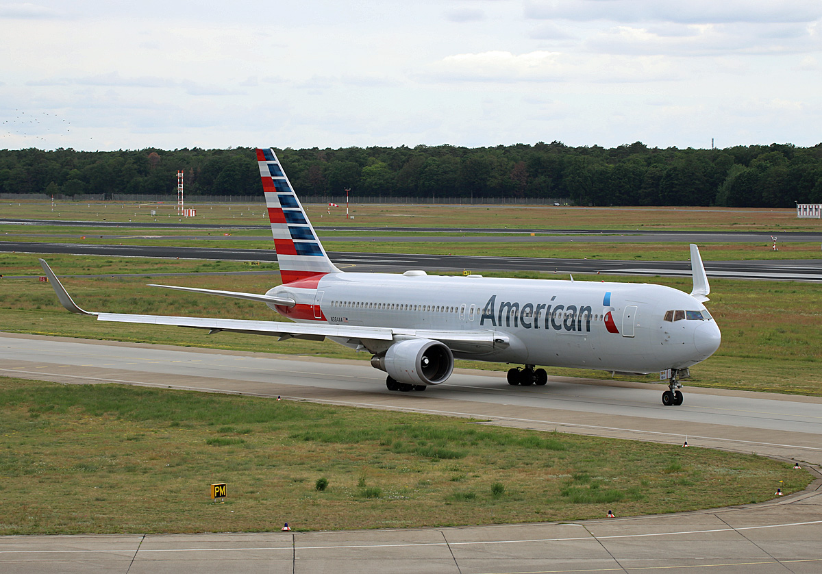 American airlines, Boeing B 767-323(ER), N384AA, TXL, 08.06.2019