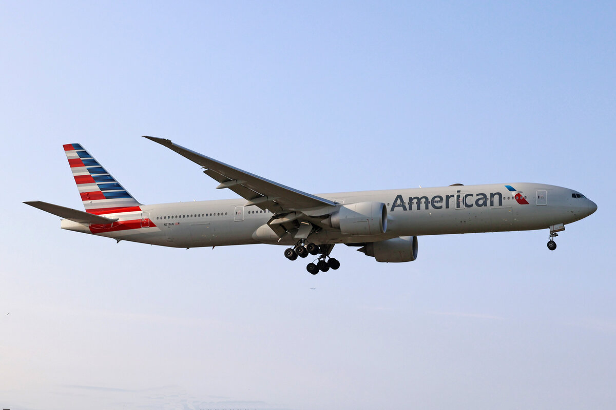 American Airlines, N717AN, Boeing B777-323ER, msn: 31543/1053, 03.Juli 2023, LHR London Heathrow, United Kingdom.