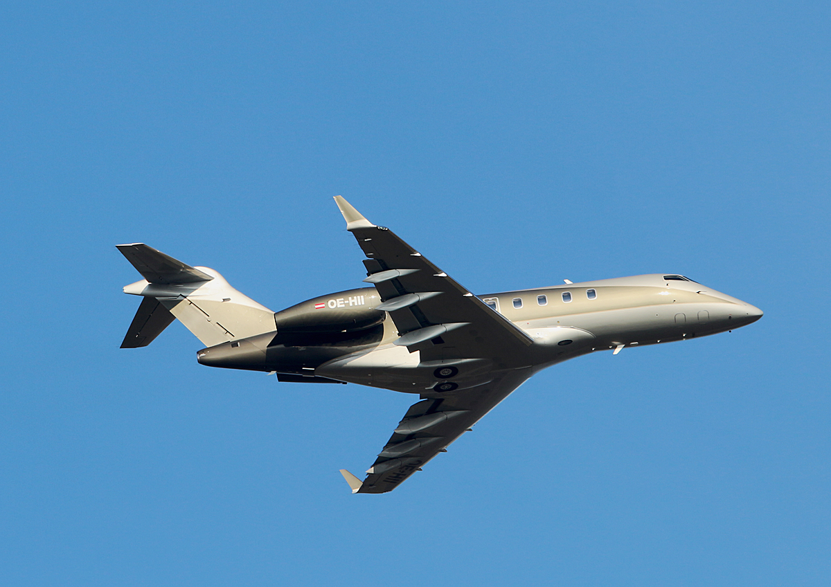 Amira Air, BD-100-1A10 Challenger 300. OE-HII, DUS, 10.03.2016