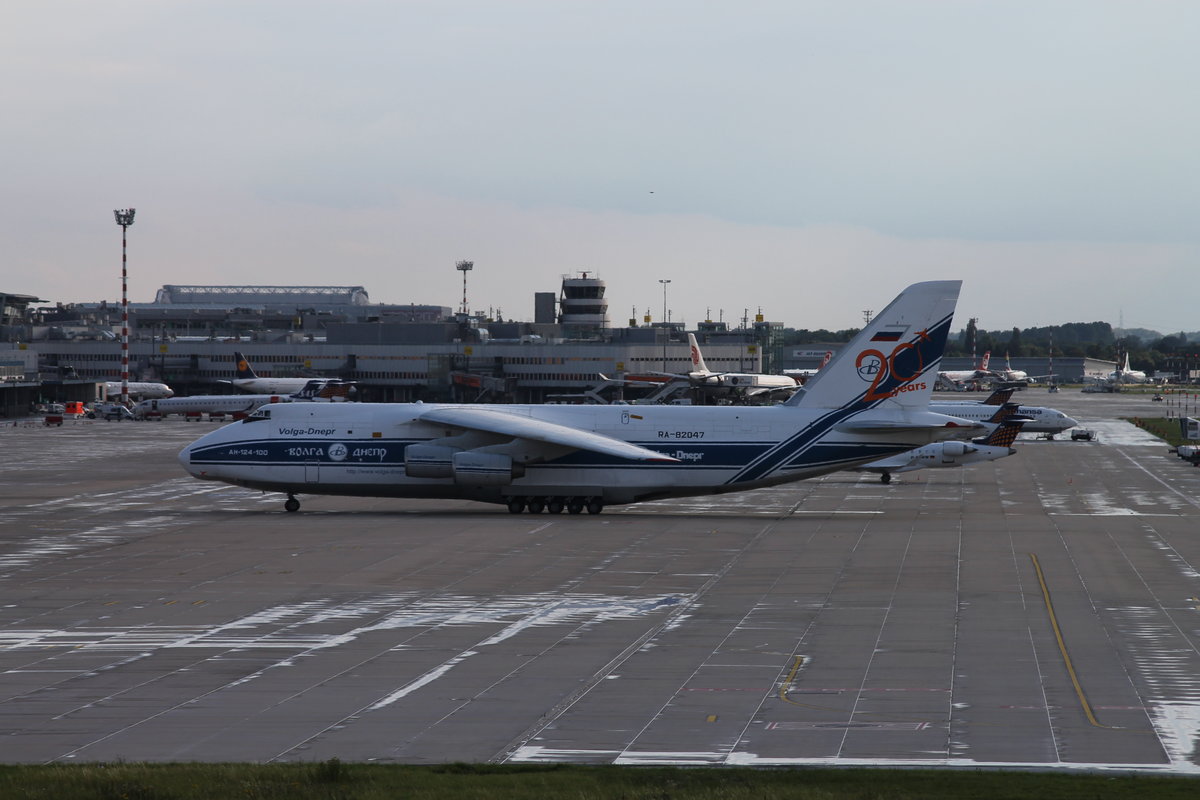 AN-124, RA-82047, Volga-Dnepr, Düsseldorf, 1.7.11