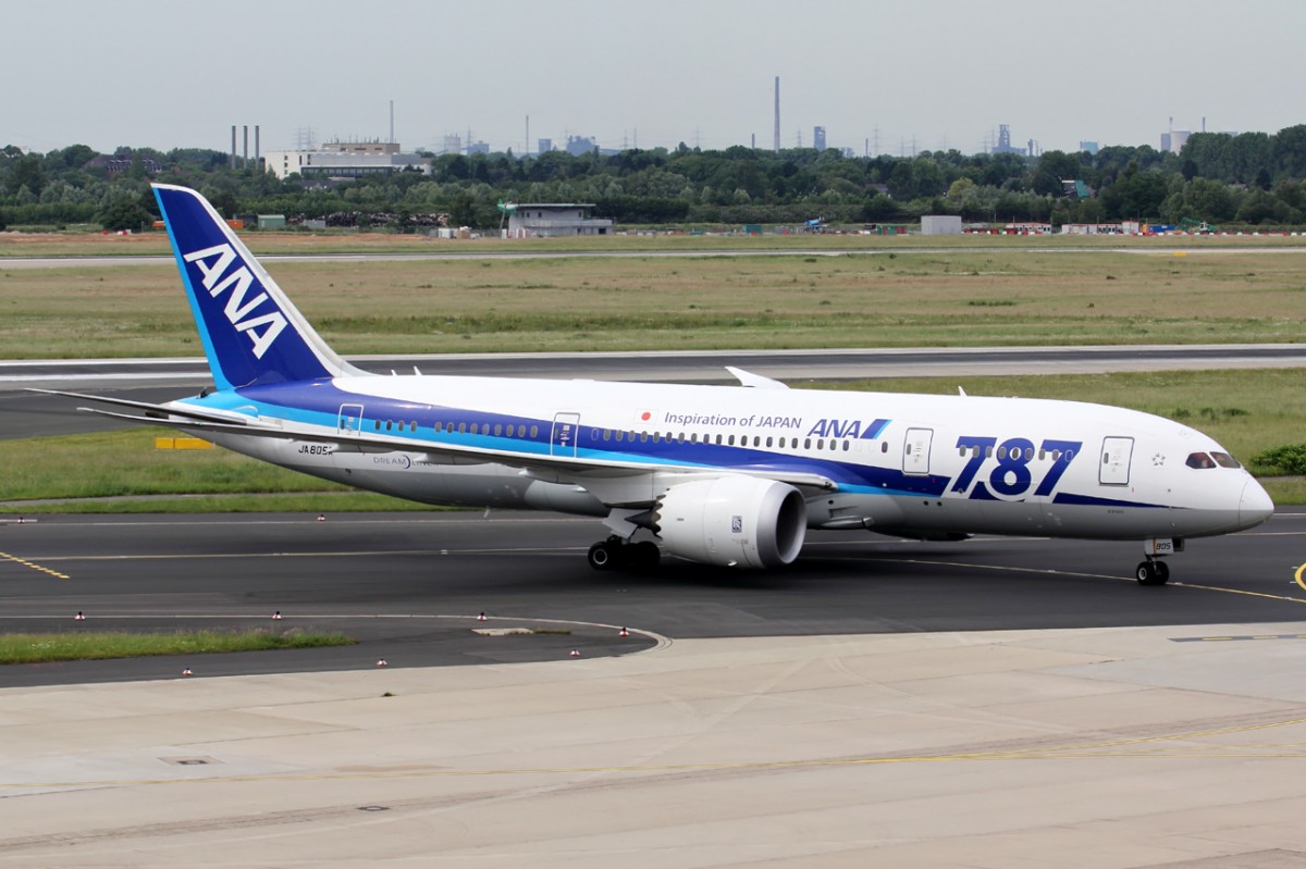 ANA Dreamliner JA805A rollt zum Gate in Düsseldorf 7.6.2014