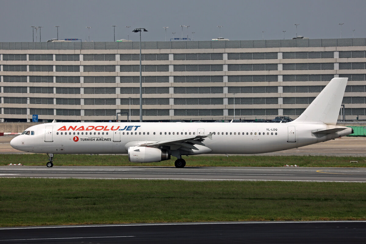 AnadoluJet (Operated by SmartLynx), YL-LDQ, Airbus A321-231, msn: 2687, 21.Mai 2023, BRU Brüssel, Belgium.