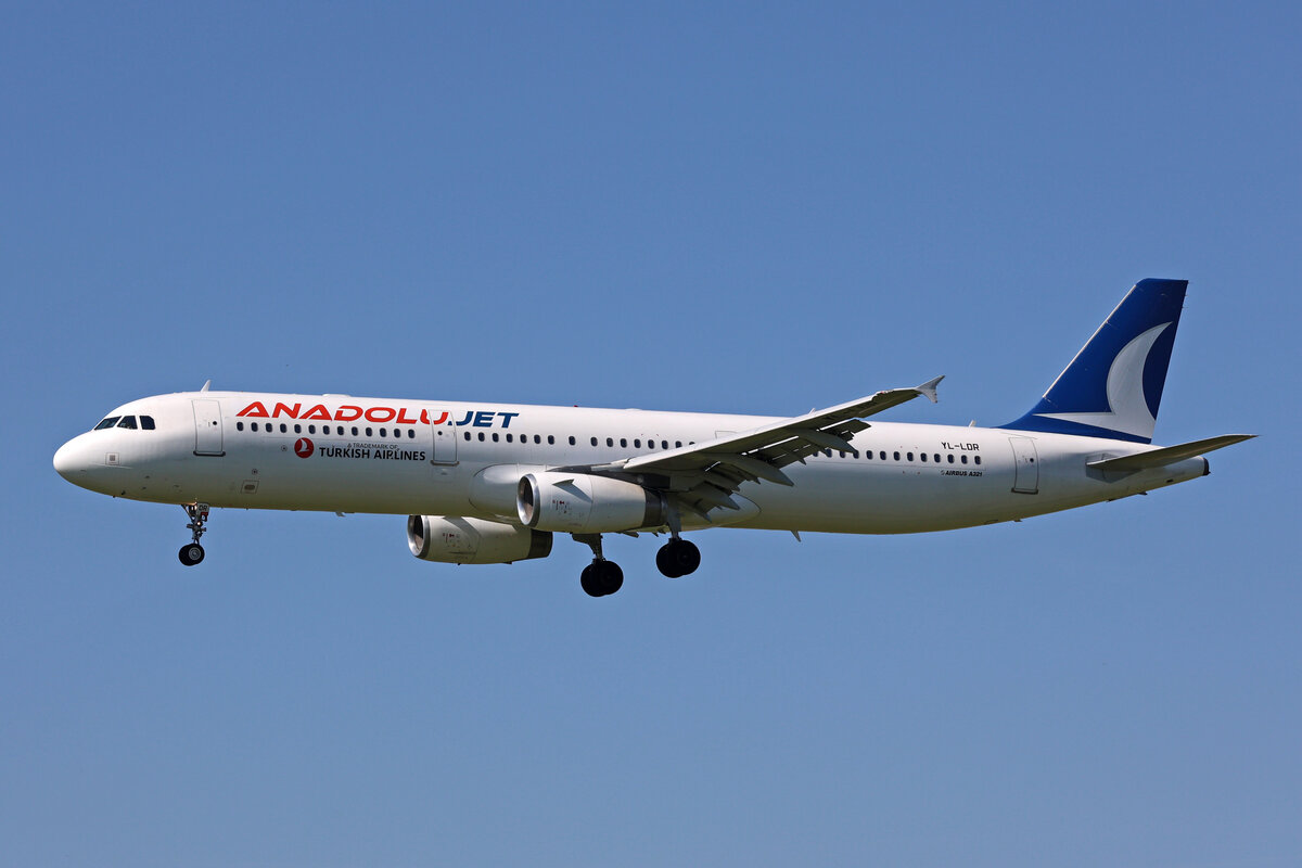 AnadoluJet (Operated by SmartLynx), YL-LDR, Airbus A321-231, msn: 5025, 11.August 2023, ZRH Zürich, Switzerland.