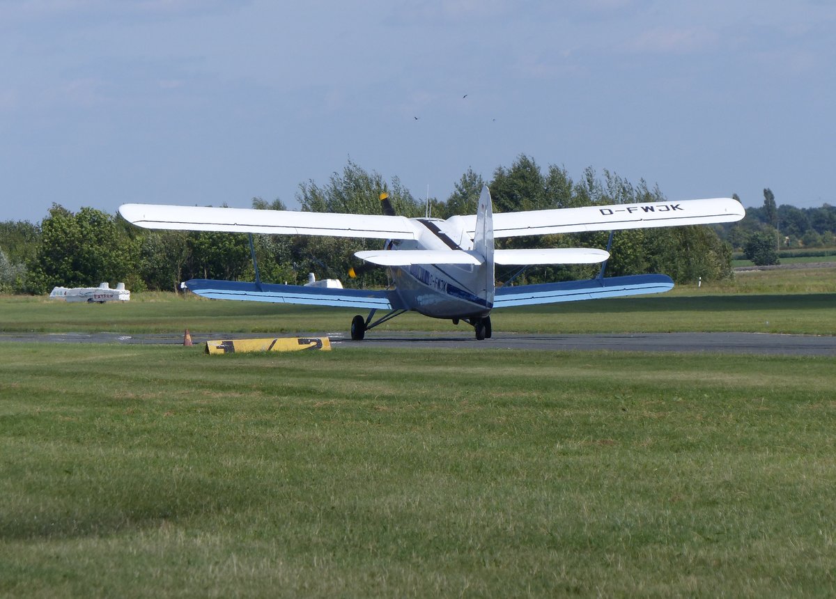 Antonow AN2, D-FWJK (ex. DDR-WJK) auf dem Weg zum Abflugpunkt Piste 24 in Gera (EDAJ) am 13.8.2016