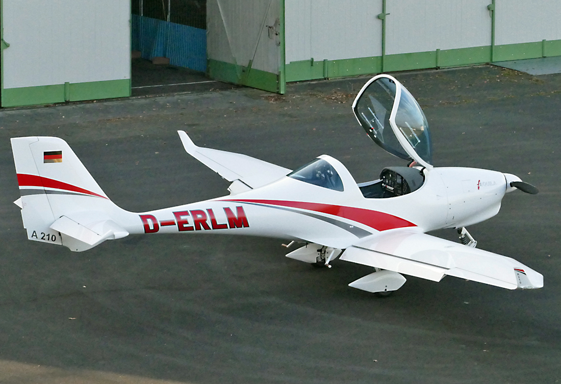 Aquila A 210, D-ERLM vor einer Halle in EDKB - 21.12.2016