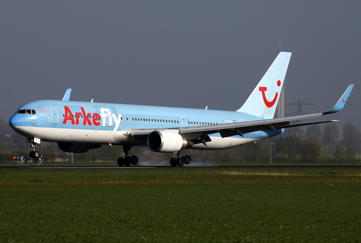 Arke B767-300 PH-OYI beim Touchdown auf 18R in AMS / EHAM / Amsterdam am 05.05.2013
