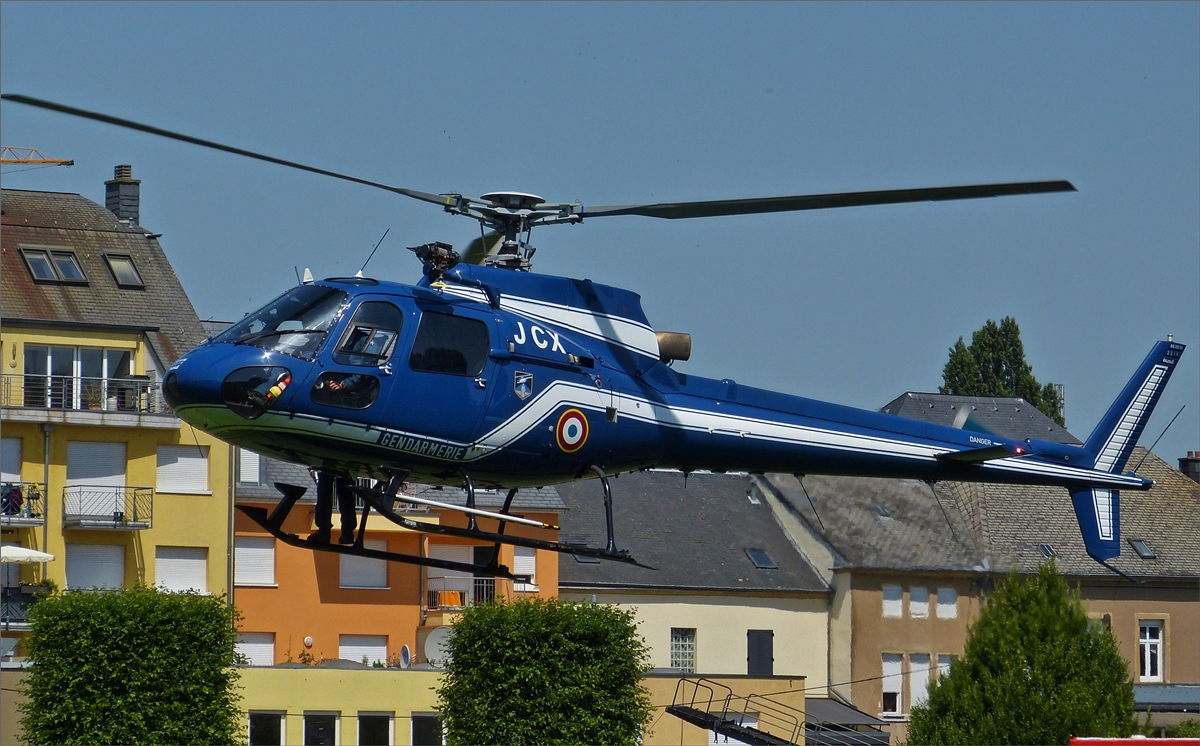 Arospatiale AS-350 BA Ecureuil F-MJCX der franzsischen Gendarmerie, beim Landeanflug auf den Fuballplatz in Mersch. Tag der Polizei 30.06.2019
