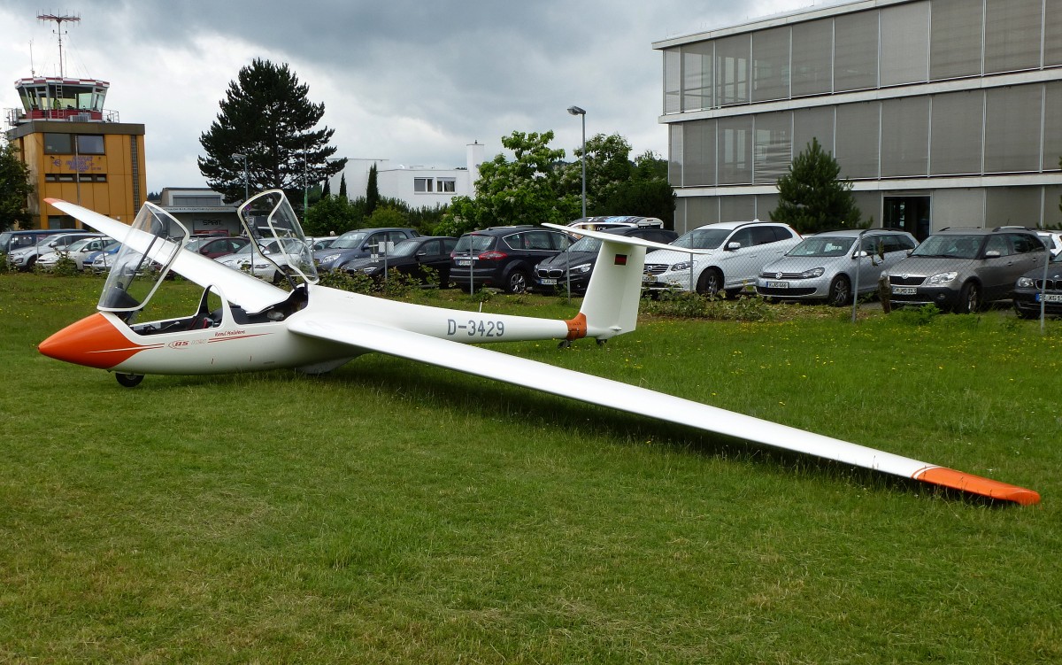 AS K21, Kennung D-3429, der Segelflugzeugbau A.Schleicher in Poppenhausen baute seit 1979 ber 900 Stck von diesem 2-sitzigen Segelflugzeug, Flugplatz Freiburg, Juni 2015