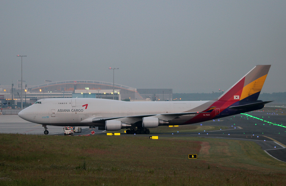 Asiana Airlines Cargo B 747-419(BDSF) HL7620 bei der Ankunft in Frankfurt am frhen Morgen des 12.06.2013