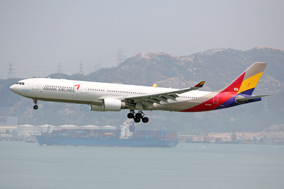 Asiana Airlines, HL7740, Airbus A330-323X, msn: 676, 18.April 2014, HKG Hong Kong.