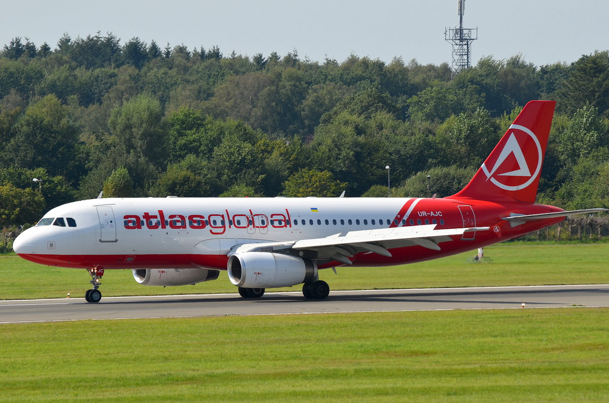 Atlas Global Ukraine Airbus A320 UR-AJC nach der Landung in Hamburg Fuhlsbüttel am 28.08.16