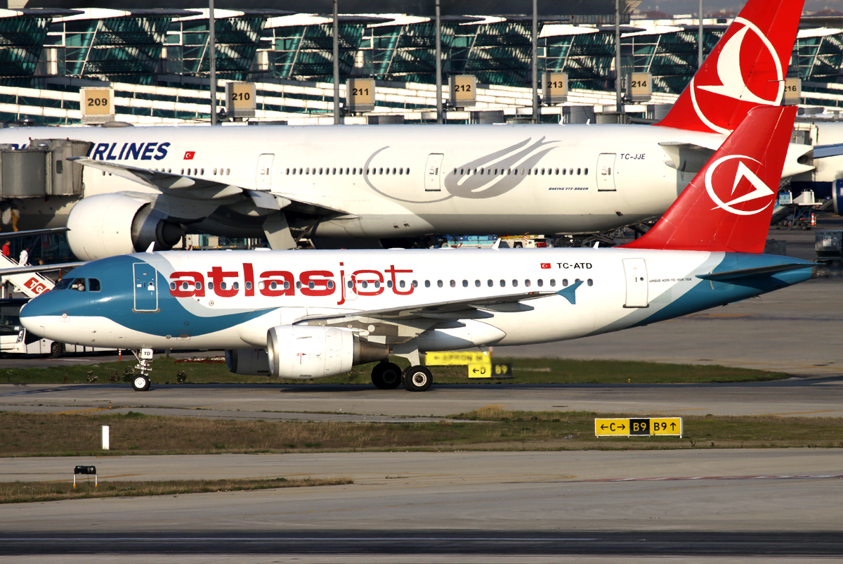 Atlas Jet A-319 TC-ATD rollt nach der Landung auf 23 zum Gate in IST / LTBA / Istanbul Ataturk am 20.03.2014