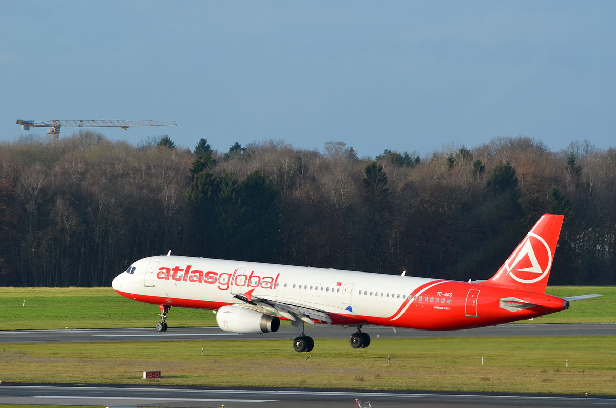 AtlasGlobal Airlines Airbus A321 TC-AGG bei der Landung in Hamburg Fuhlsbüttel am 04.12.17