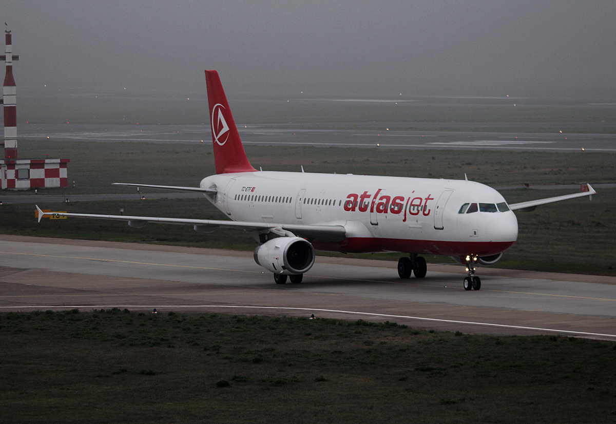 Atlasjet A 321-231 TC-ETF bei der Ankunft in Berlin-Tegel am 122.04.2014 bei Nebel und Nieselregen