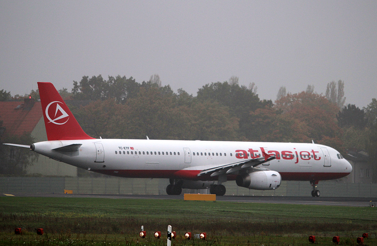 Atlasjet A 321-231 TC-ETF kurz vor dem Start in Berlin-Tegel an einem sehr nebligen 18.10.2014