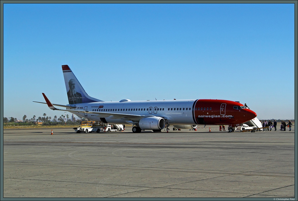 Auf dem Vorfeld des Flughafens Marrakesch-Menara wartet die 737-800 LN-NGL  Johan Frederik 'Frits' Thaulow  der Norwegian Air Shuttle auf die Fluggäste. (25.11.2015)