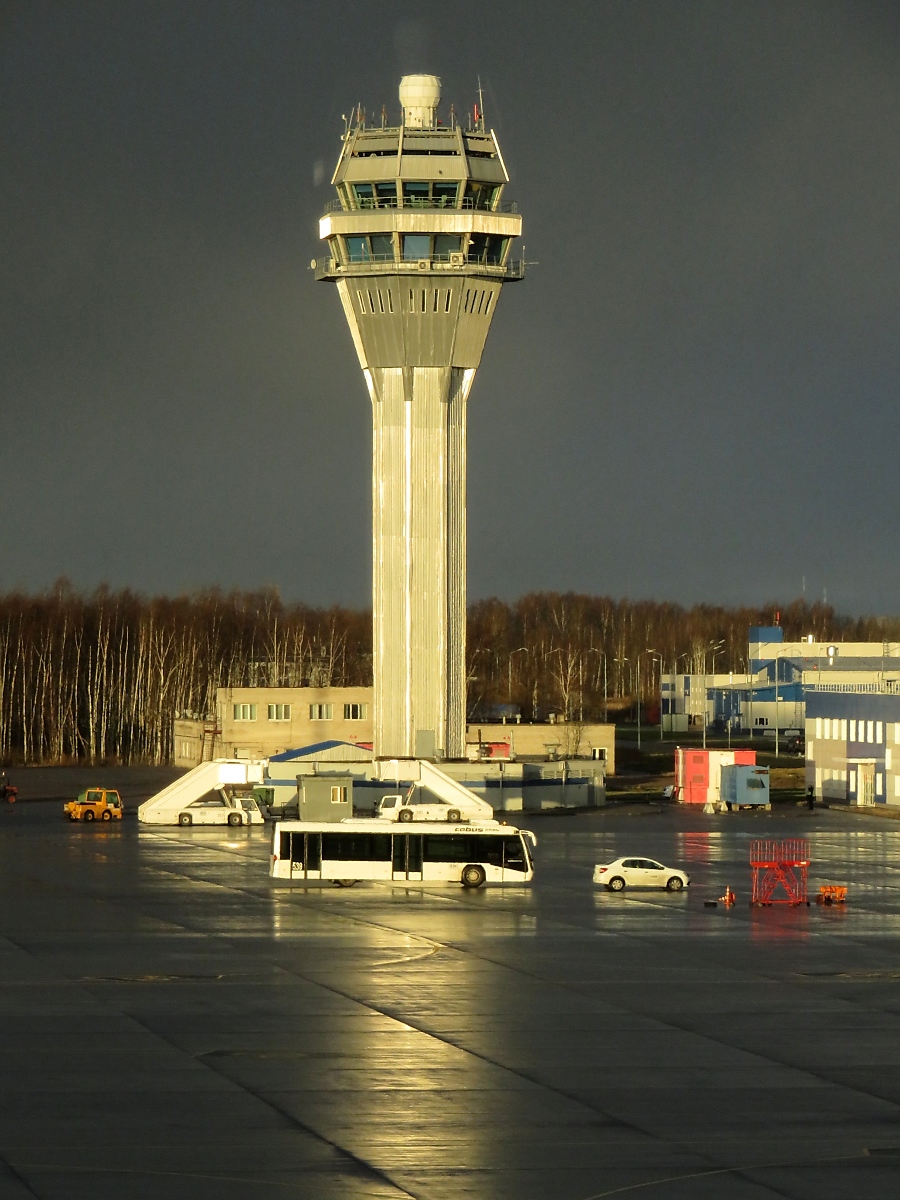 Auf Regen folgt Sonnenschein: Tower des Airports Pulkovo (St. Petersburg) bei Sonnenaufgang, 13.11.17