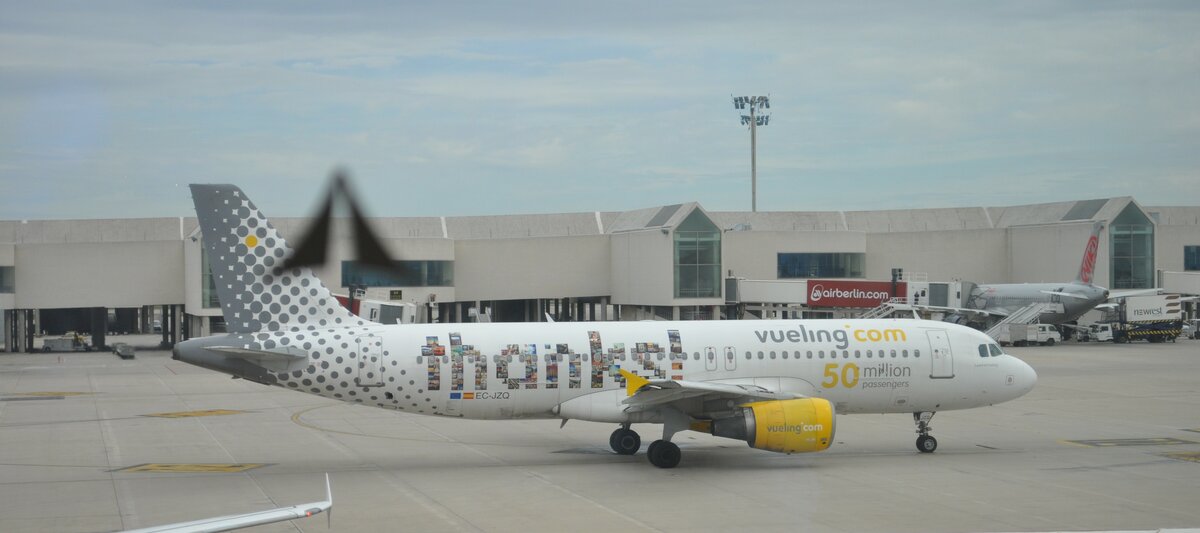 aufgenommen am 08.04.2013.aufgenommen in Palma de Mallorca. dieser Airbus  mit Kennung 
EC-JZQ der Vueling Airlines