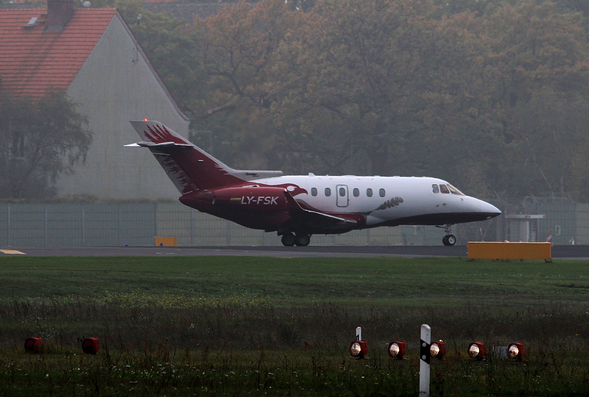 Aurela Hawker 900XP LY-FSK kurz vor dem Start in Berlin-Tegel an einem sehr nebligen 18.10.2014
