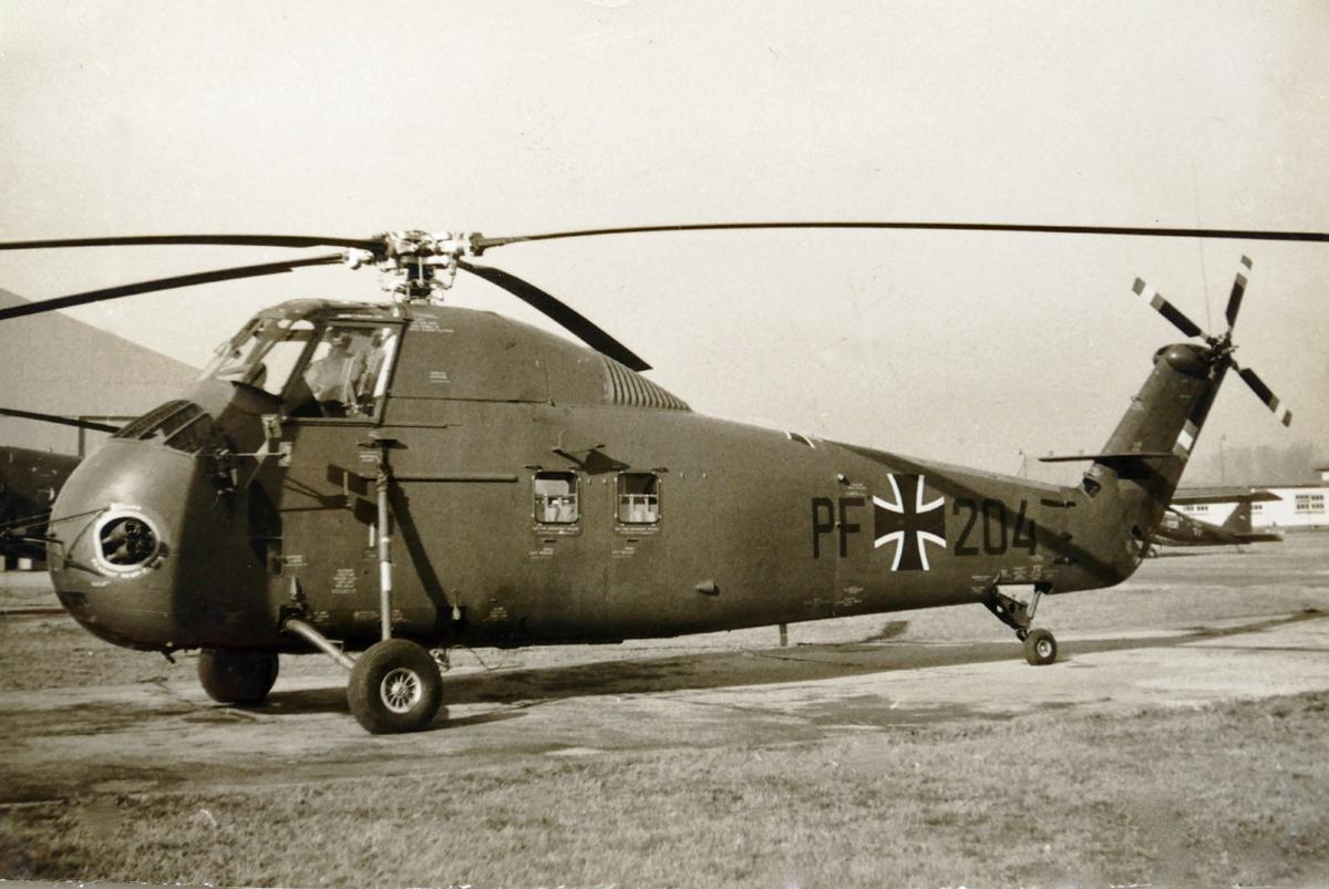 Aus dem Archiv  gekramt . Sikorsky H-34 - PF+204 der Heeresflieger, am Flugplatz Bückeburg - März/April 1960