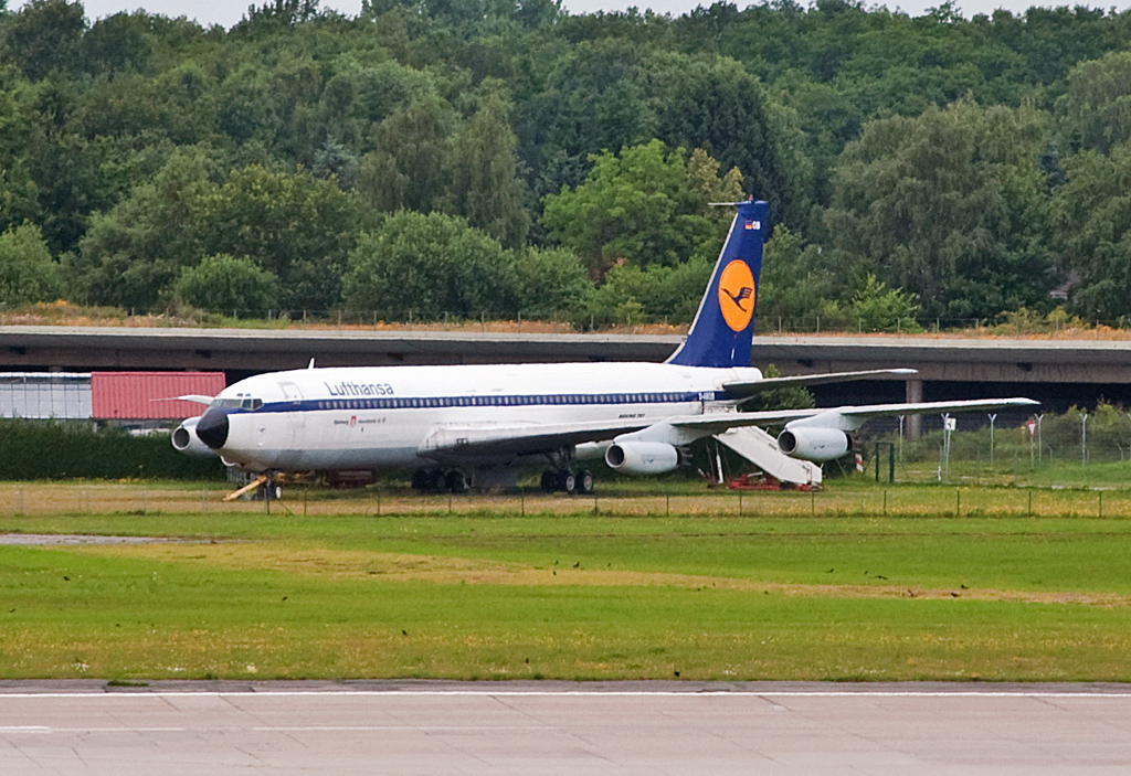 Ausgediente B 707-430, ehemals D-ABOB der Lufthansa, abgestellt auf dem Flughafen Hamburg-Fuhlsbttel - 14.07.2013