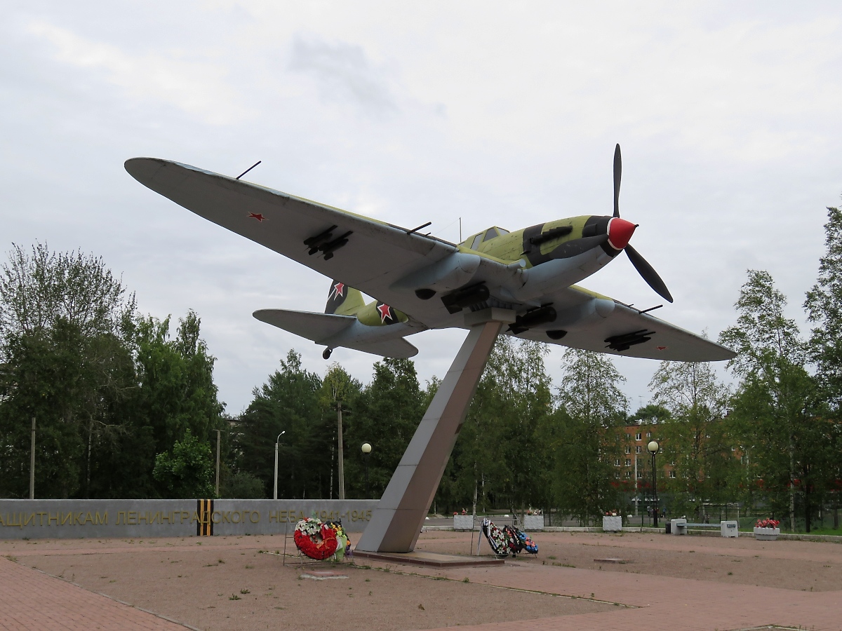 Ausgestelltes russisches Kampfflugzeug vom Typ Iljuschin Il-2 auf dem  Monument to the Defenders of Leningrad Sky  (Памятник Защитникам Ленинградского Неба) in Lebyazhye, 3.9.17