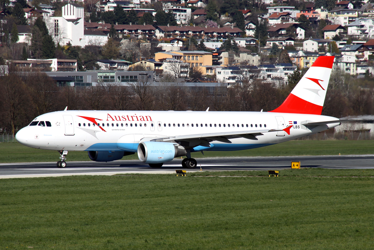 Austrian A-320 OE-LBS auf dem Taxiway zur 08 in INN / LOWI / Innsbruck am 29.03.2014