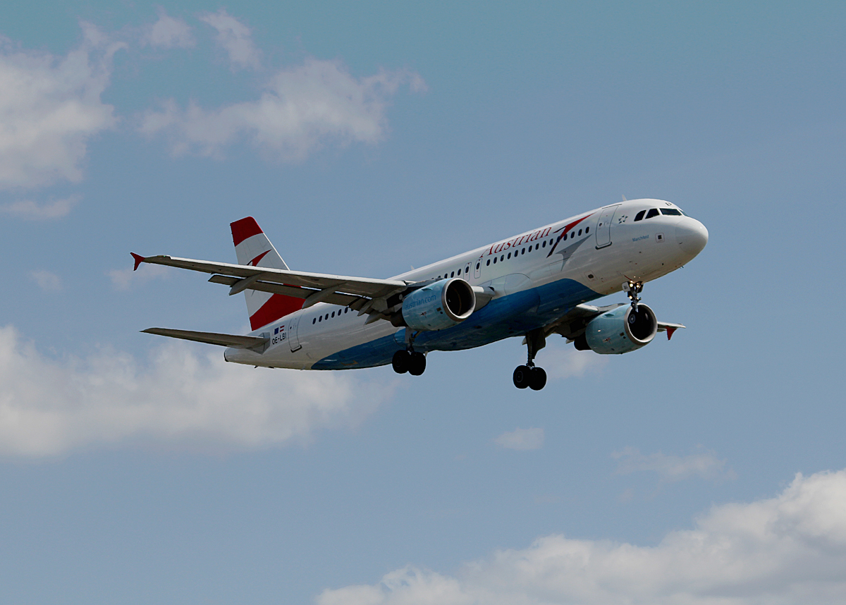 Austrian Airlines A 320-214 OE-LBI bei der Landung in Berlin-Tegel am 20.07.2015