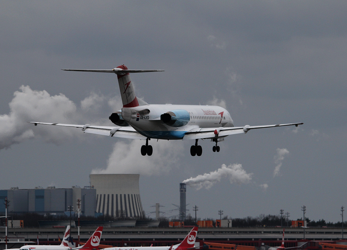 Austrian Airlines Fokker 100 OE-LVD bei der Landung in Berlin-Tegel am 13.02.2014