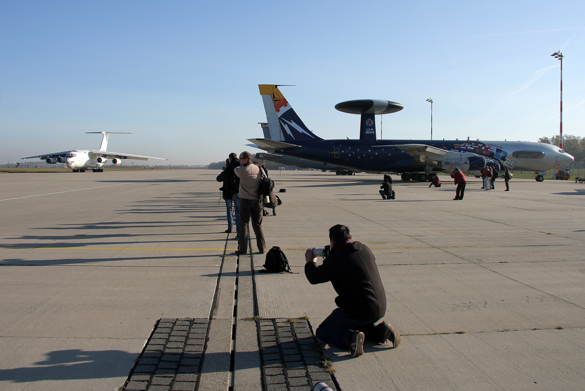 Aviacon Zitrotrans IL-76TD RA-76352 rollt am Fototag neben NATO E-3A LX-N 90443 Richtung 09 in GKE / ETNG / Geilenkirchen am 16.11.2011