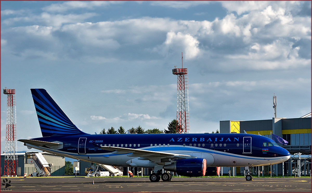Azerbaijan 4K-8888; Airbus A319 steht auf Vorfeld Maribor Flughafen MBX. /24.8.2016