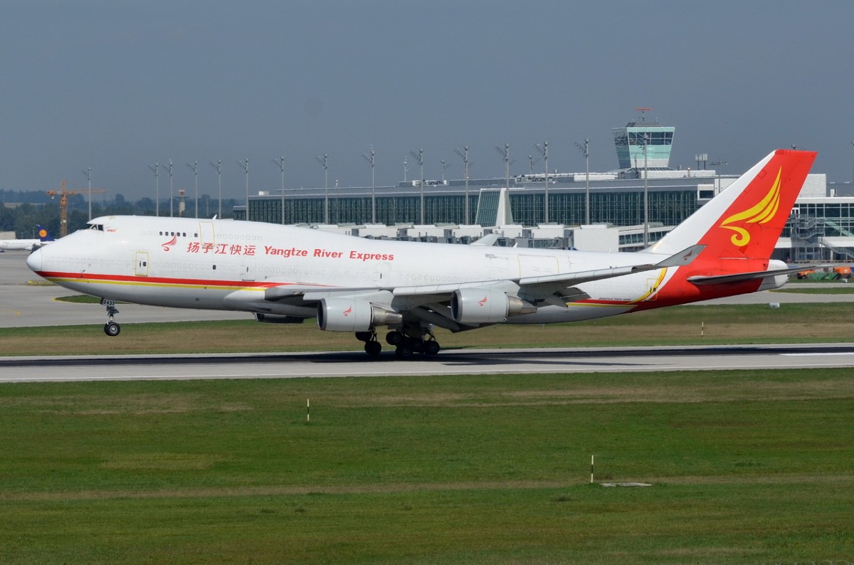 B-2437 Yangtze River Express Boeing 747-481(BDSF)   in München bei der Landung am 11.09.2015