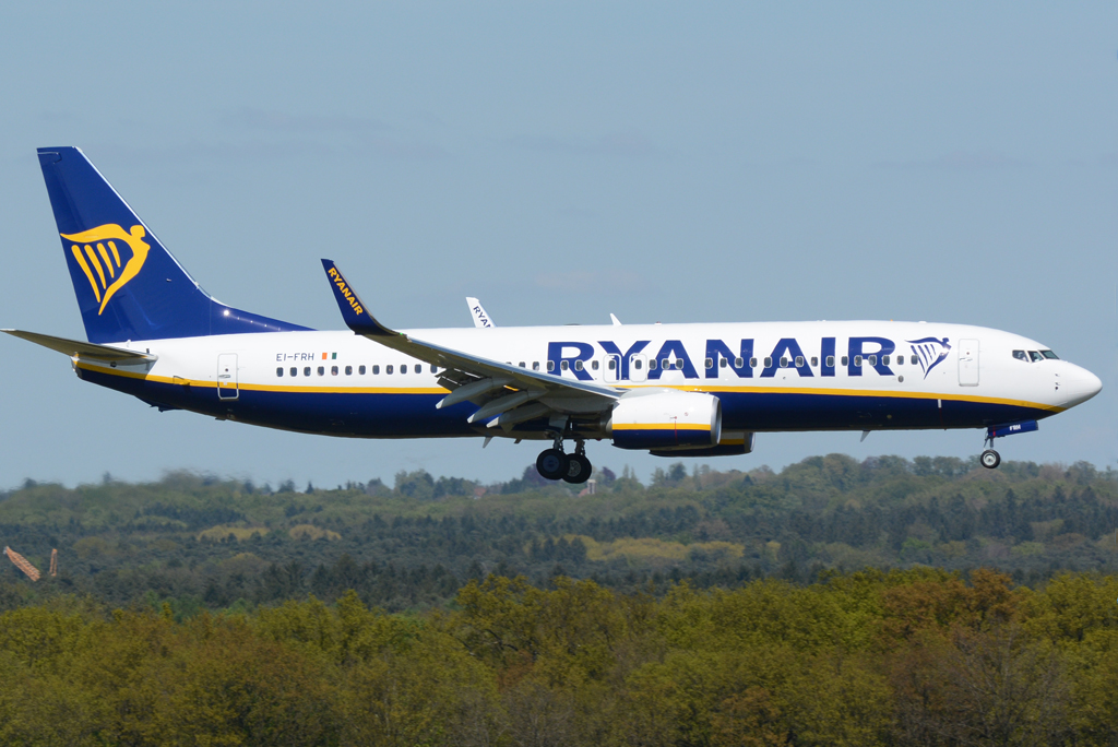 B 737-800 Ryanair, EI-FRH, short final CGN - 05.05.2016