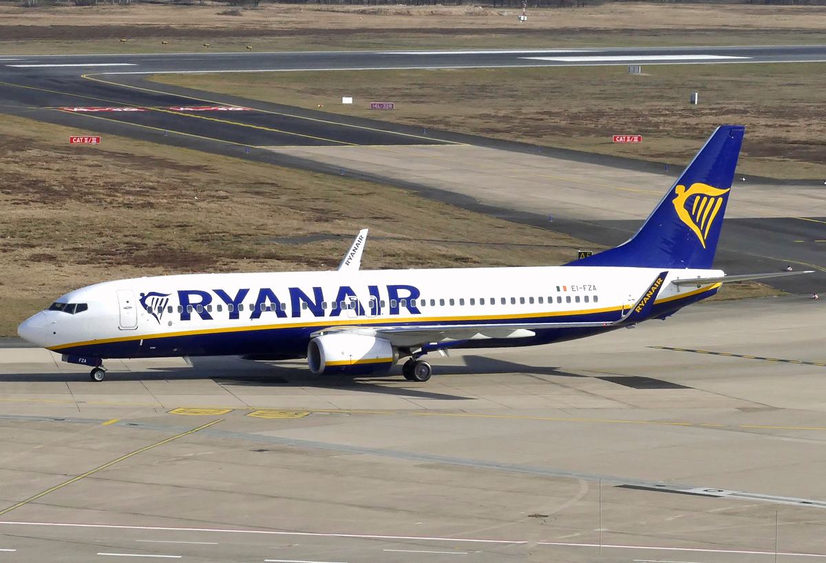 B 737-800 Ryanair, EI-FZA taxy in CGN - 17.02.2019