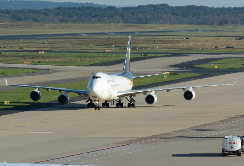 B 747-428F UPS, N580UP, taxy to park position at CGN - 19.10.2014