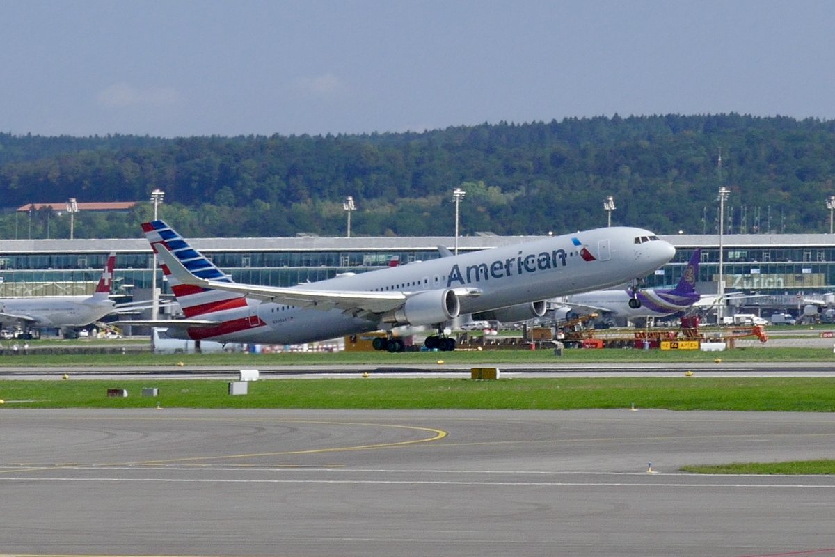 B767-323(ER) (B763) N398AN der American Airlines beim abheben Richtung Philadelphia am 15.9.18 in Zürich