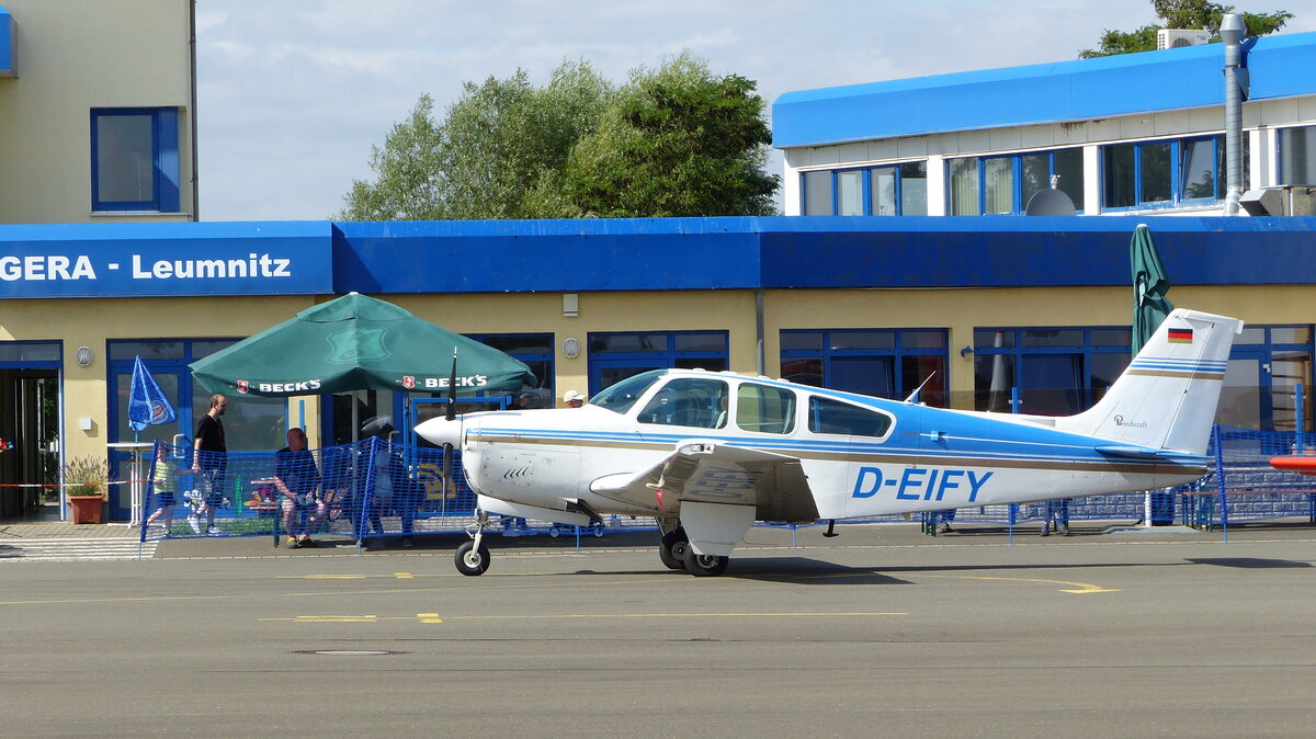 Beechcraft F 33 Bonanza, D-EIFY auf dem Vorfeld in Gera (EDAJ) am 8.7.2022
