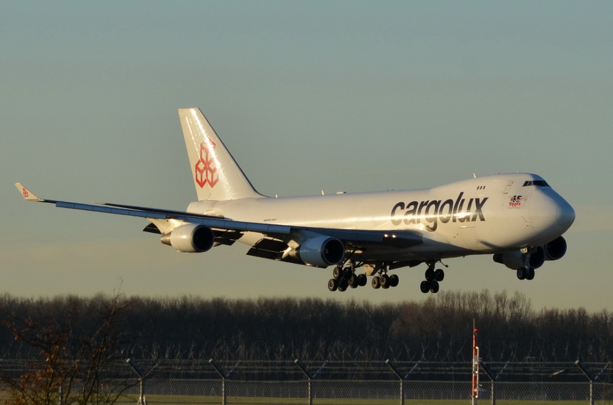 beim Landeanflug der  LX-JCV Cargolux Airlines International  Boeing 747-400F  in München am 07.12.2015