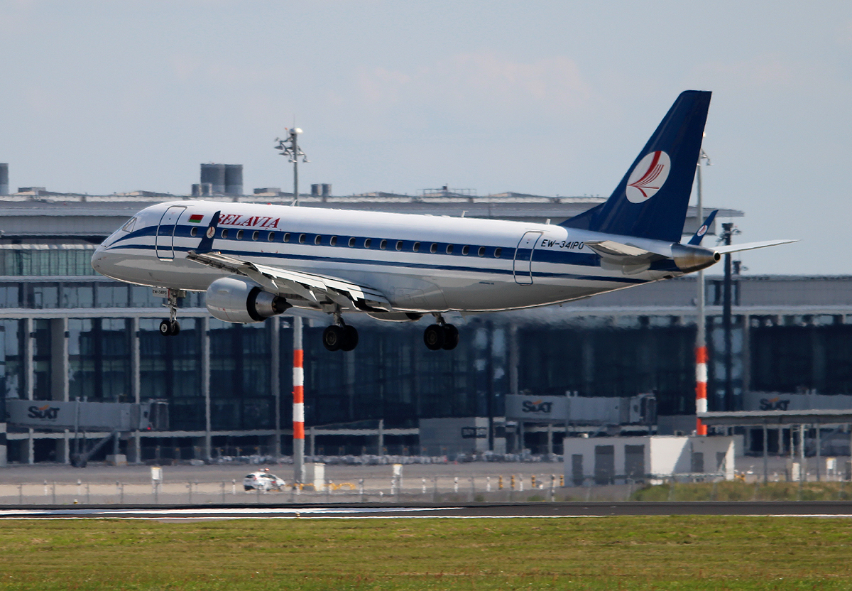 Belavia ERJ-175-100LR EW-314PO bei der Landung in Berlin-Schnefeld am 25.08.2013