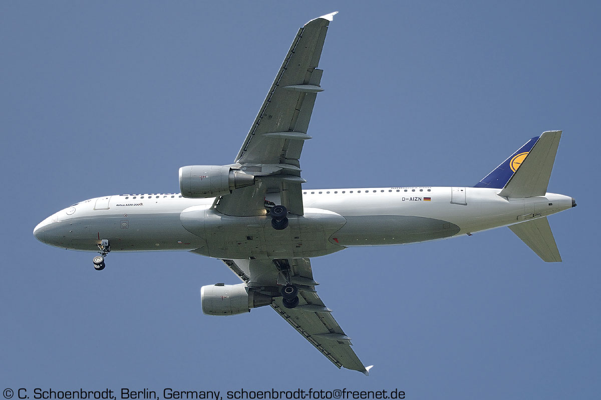 Berlin Tegel,  Lufthansa  Airbus A 320-200 D-AIZN im Landeanflug auf TXL, 06.08.2014